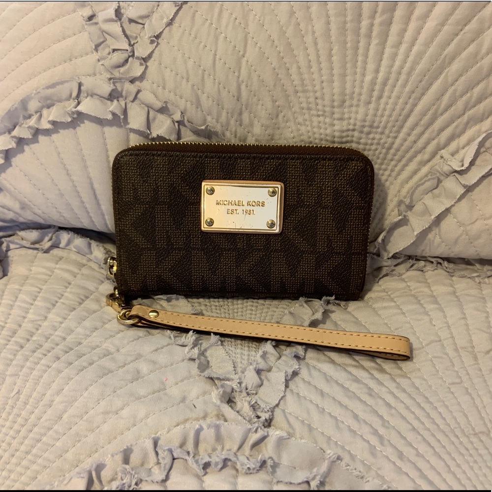 Micheal Kors wristlet